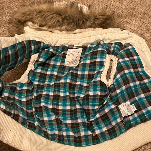 Classic Y2K White Quilted Puffer Vest with Detachable Hood and Faux Fur Trim - Picture 8 of 11